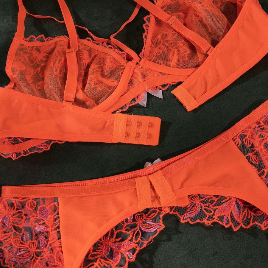 Ensemble porte-jarretelle sexy en dentelle orange