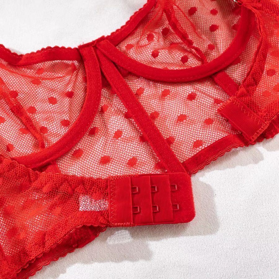 Ensemble de lingerie en dentelle rouge