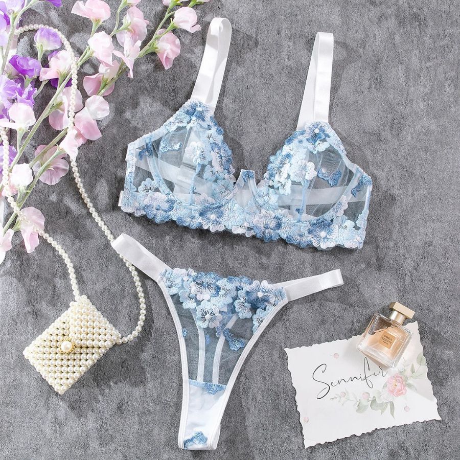 Ensemble de lingerie en dentelle bleue fleurie