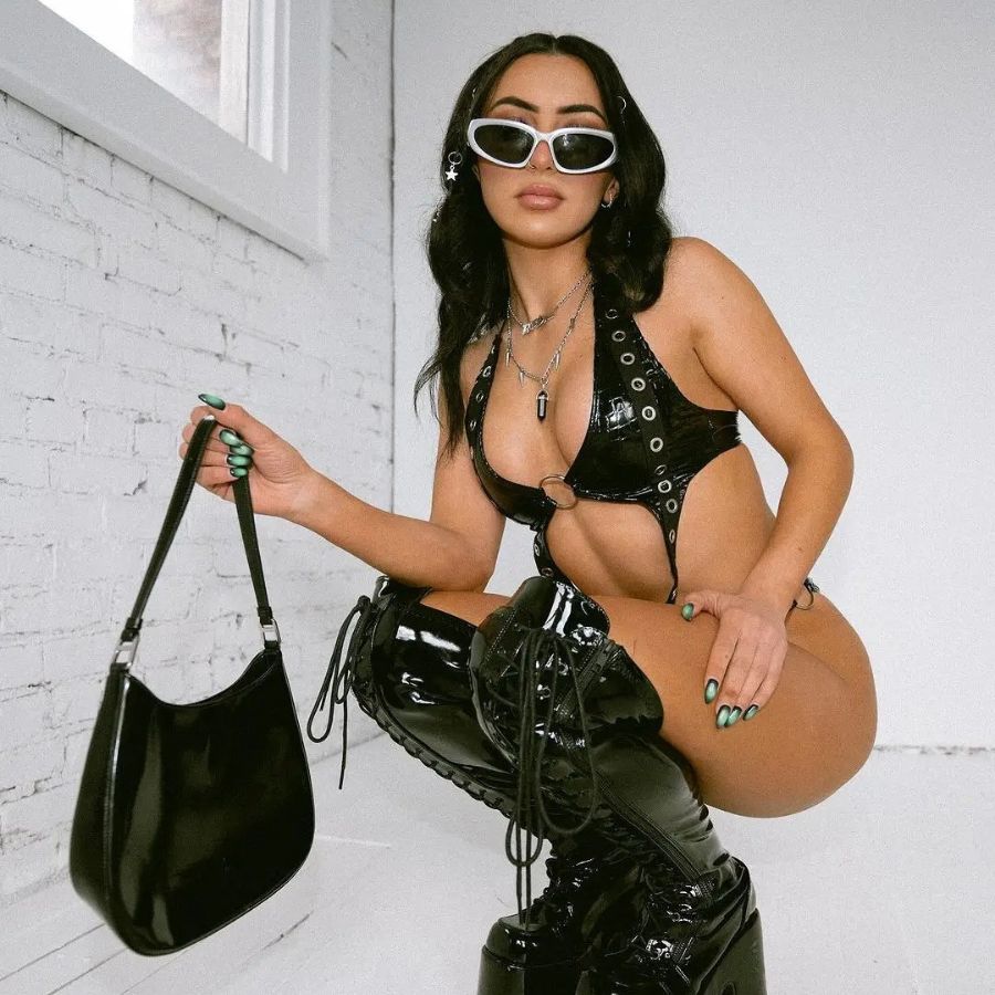 Ensemble BDSM avec jupe noir en simili cuir