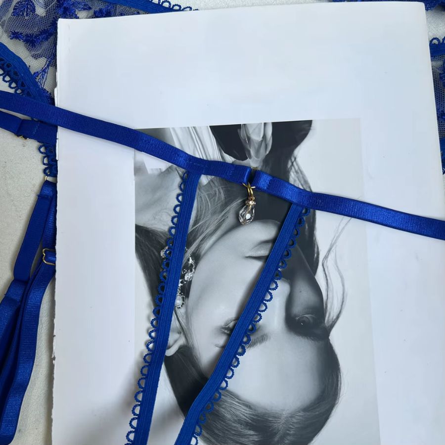 Ensemble de lingerie porte-jarretelle en dentelle bleu