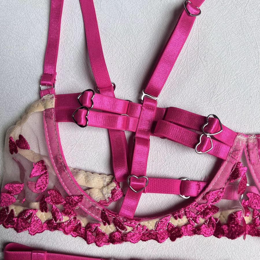 Ensemble porte-jarretelle transparent avec coeur rose