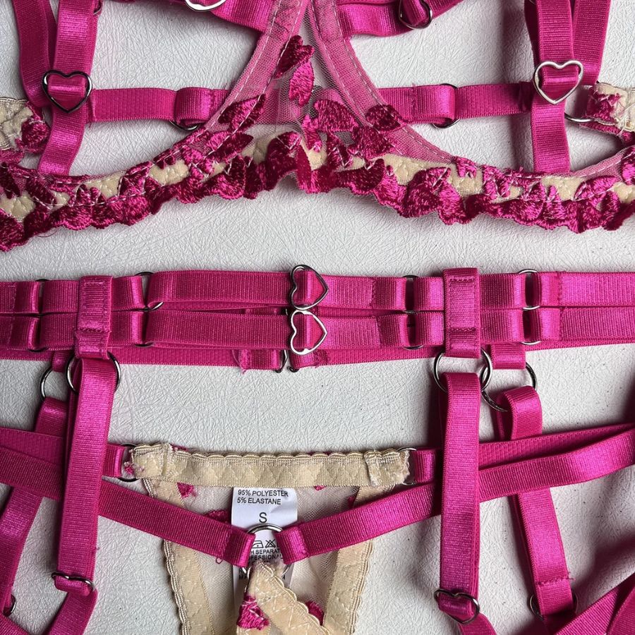 Ensemble porte-jarretelle transparent avec coeur rose