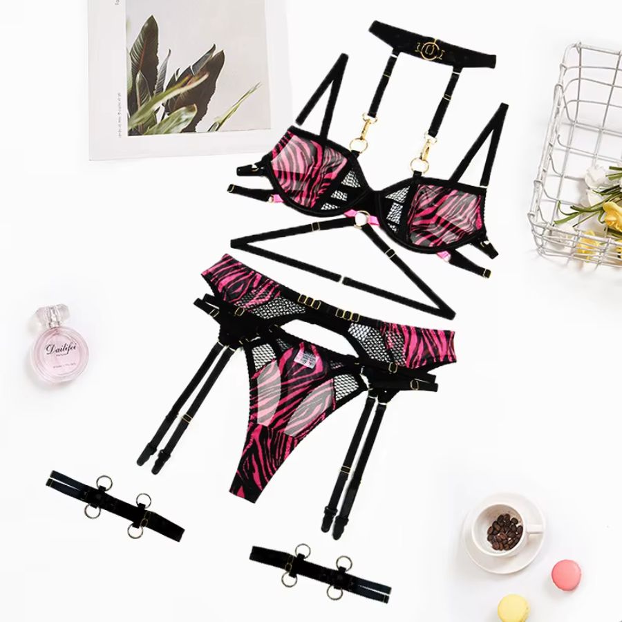 Ensemble de lingerie porte-jarretelle en résille rose