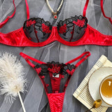 Ensemble de lingerie en dentelle rouge et noir