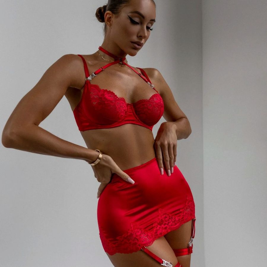 Ensemble de lingerie jupe en satin et dentelle rouge