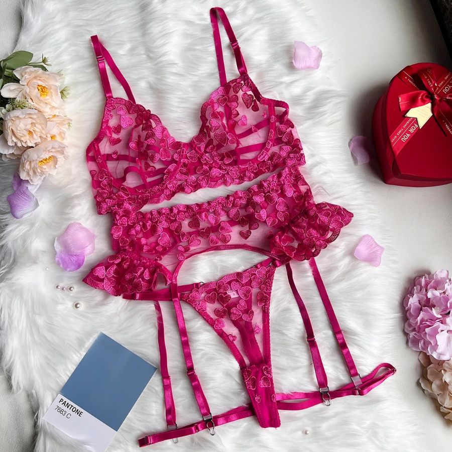Ensemble porte-jarretelle en dentelle rose avec coeurs